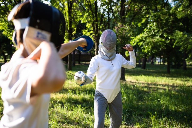 击剑的女性图片下载