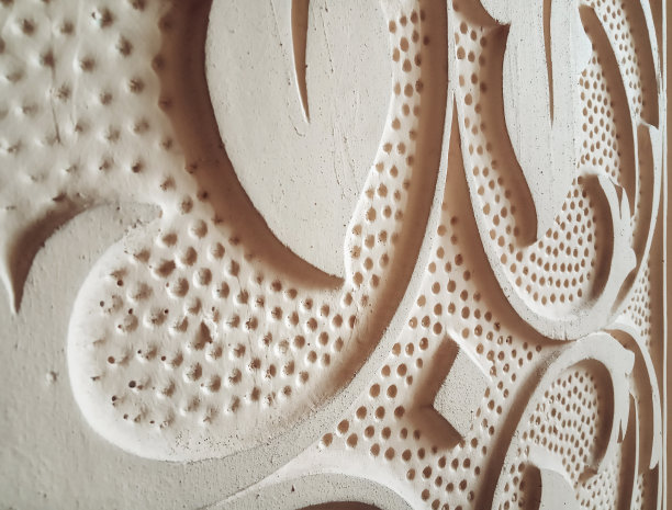 米色石膏装饰与花卉元素特写。墙装饰的概念。的背景。图片下载