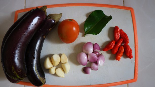 盘子里的蔬菜图片下载