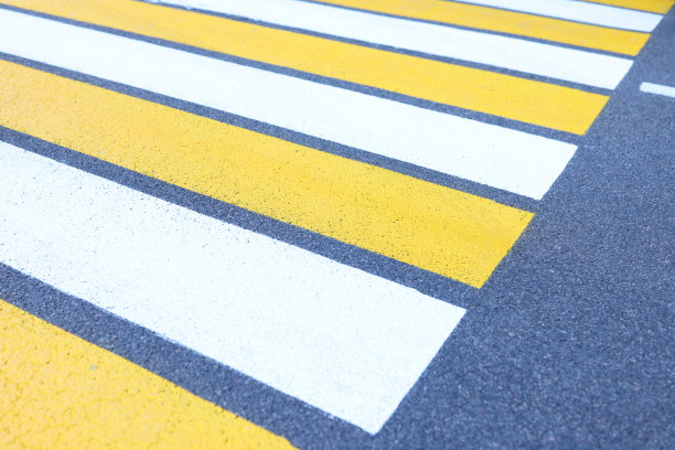 特写白色和黄色条纹在灰色沥青背景图片下载