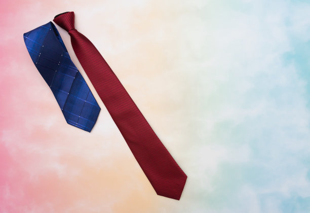 在父亲节为父亲或父亲准备了一条彩色背景的扩充领带和一条领带礼物图片下载