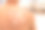 白色的太阳涂在男人的背部与防晒霜特写图片下载