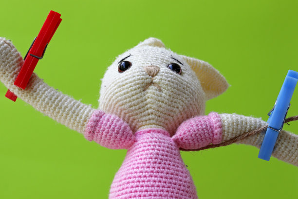 玩具兔子挂在晾衣绳上图片下载