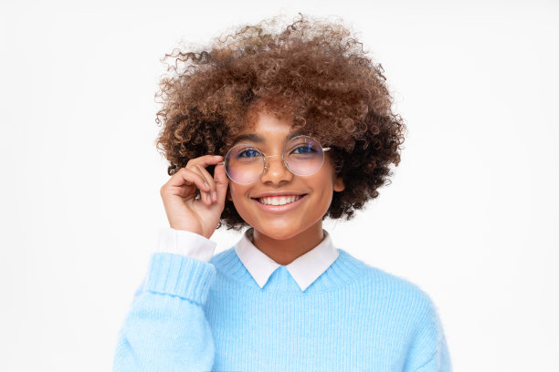 快乐微笑的非洲女孩一只手拿着眼镜图片下载
