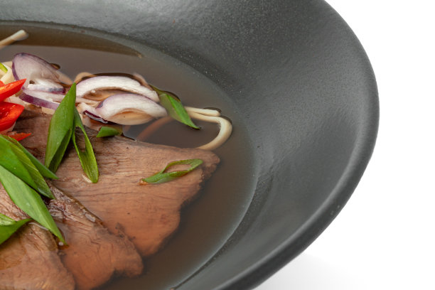 亚洲汤与牛肉和乌冬面孤立在白色图片下载