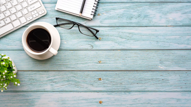 俯视图的工作空间办公用品放置在一个木制桌子上的拷贝空间。图片下载