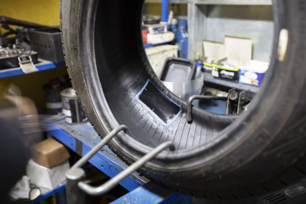 在轮胎车间修理汽车车轮。图片下载