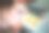 在烘烤前的烤盘上，女人们正在制作自制月饼糕点的面团图片下载