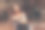 一位身穿深蓝色连衣裙、黑发碧眼的亚洲女子倚在一辆自行车的车把上。出于艺术目的，照片中有一个纹理和一个小的聚焦深度图片下载