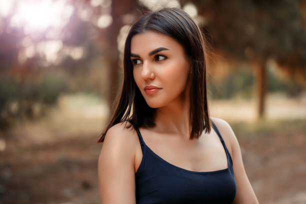 肖像。一个穿着蓝色裙子、肤色黝黑、亚洲人的年轻女子。出于艺术目的，照片中有一个纹理和一个小的聚焦深度图片下载