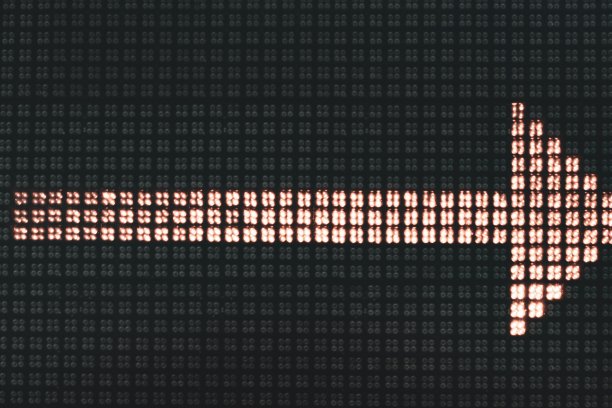 LED道路交通警告标志上的箭头图片下载