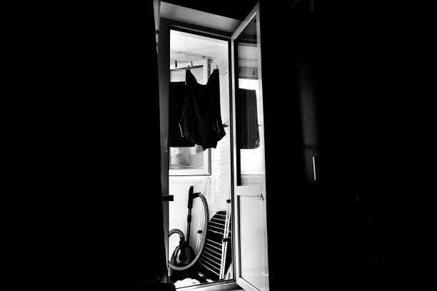 吸尘器，衣服，还有阳台上的东西图片下载