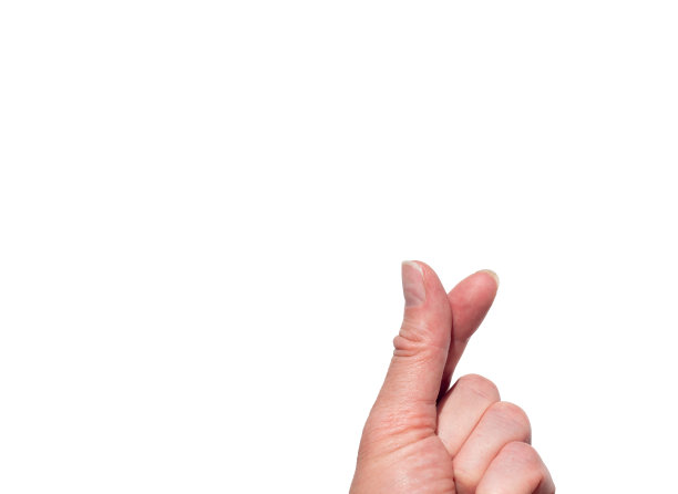 一只手用两根手指在白色孤立的背景上做出一个心形。在韩国，手指是爱的象征。图片下载
