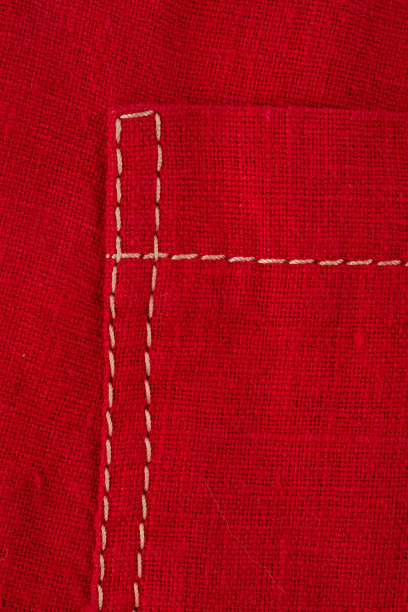 一种缝纫产品的碎片，由天然亚麻和棉花制成的衣服，双缝，用机器缝线将零件连接起来图片下载