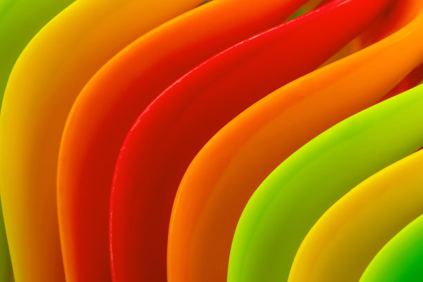 彩色物体由闪亮的塑料制成，抽象的几何背景图片下载