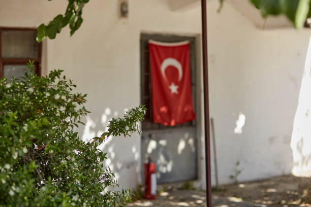 古老的土耳其省与老房子和大的土耳其国旗在明亮的阳光明媚的一天图片下载
