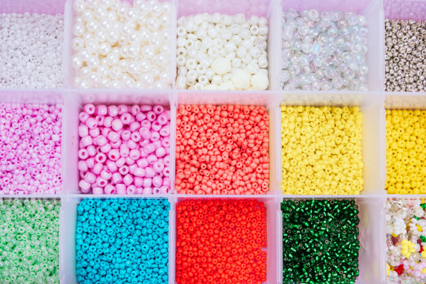 平铺的种子珠子做珠宝图片下载