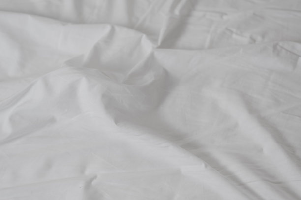 折叠起来的白色皱巴巴的床单图片下载