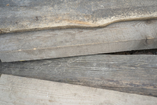 工作现场使用过的接缝木材图片下载