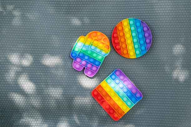 时髦的流行玩具。发展精细的运动技能，推泡泡烦躁感玩具可水洗和可重复使用的硅减压玩具。心理健康的概念图片下载