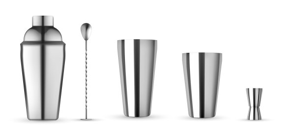 酒吧套件，酒瓶为鸡尾酒模型。现实的模型分离。鸡尾酒调酒器，霍桑过滤器，搅拌器，米塔克搅拌器和跳汰机。图片下载