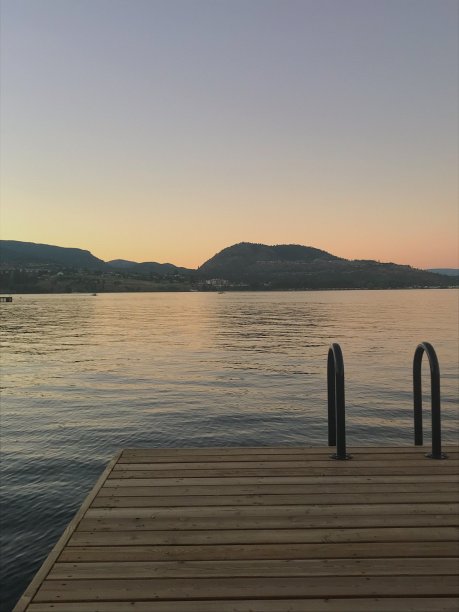 奥卡那根湖和山脉图片下载