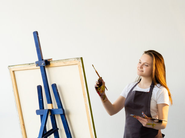 女艺术家在创作过程中享受时刻图片下载