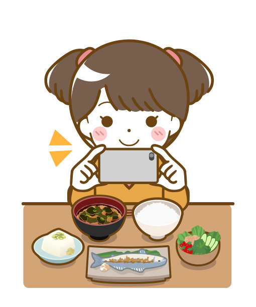 小女孩吃饭时用智能手机拍照图片下载