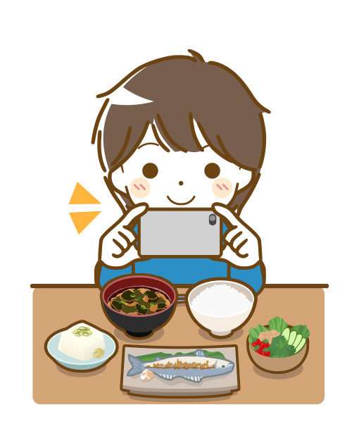 小男孩在吃饭时用智能手机拍照图片下载