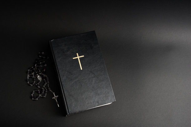 特写圣经与念珠图片下载