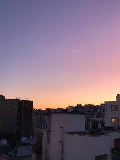 城市上空的紫色日落图片下载