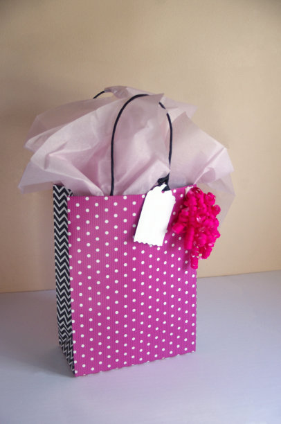 快乐的亮粉色生日袋与空白标签图片下载