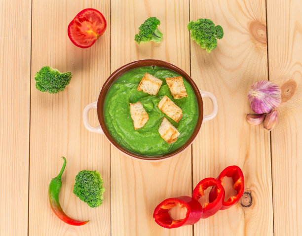 奶油汤的静物。图片下载