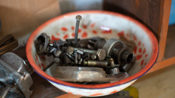 摩托车修理厂的螺栓图片下载