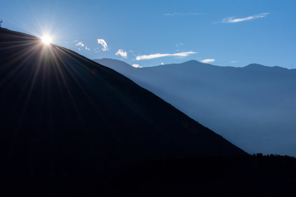 太阳从山中升起图片下载