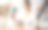 办公室里微笑着的女孩手里拿着地球仪组织了一次旅行。组织者通过网络摄像头显示旅行地点。旅游概念。图片下载
