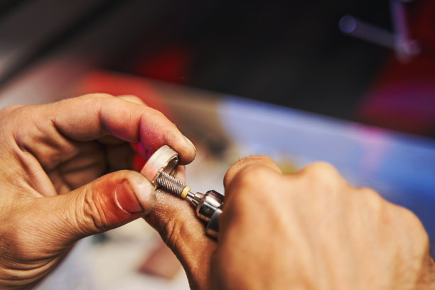 金匠用仪器对内墙进行抛光图片下载