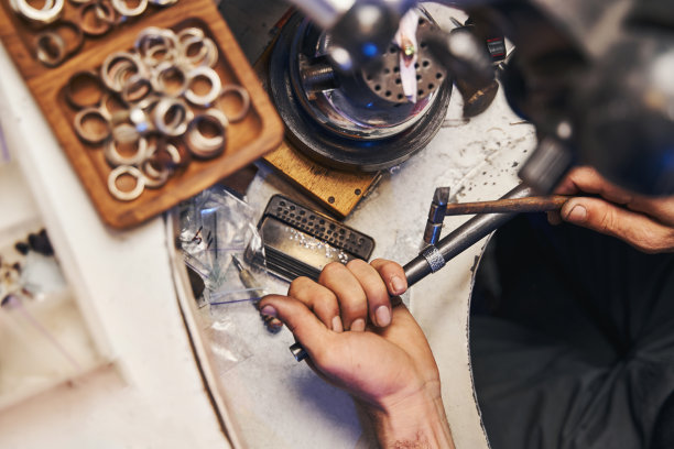 珠宝制造商使用球头锤对戒指进行喷丸图片下载