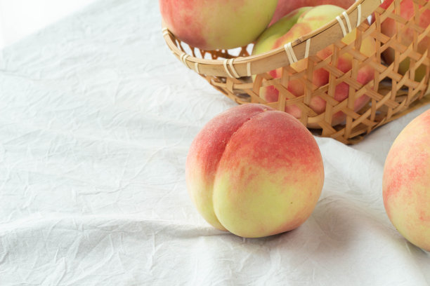 熟透的美味桃子图片下载