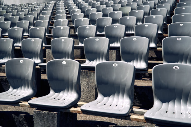 特写的灰色塑料椅子在户外舞台，竞技场，体育场的一排座位图片下载