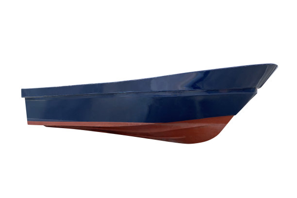 白色背景上孤立的蓝色渔船图片下载