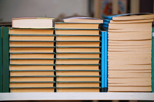 图书馆书架上一堆堆的书图片下载