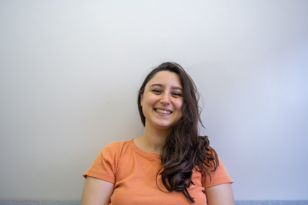 年轻美丽快乐的黑发白种人女人与棕色头发真诚的微笑图片下载