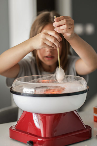 女孩在厨房里玩得开心图片下载