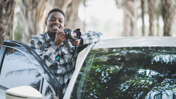 一名非洲旅行者在路上用汽车拍照图片下载