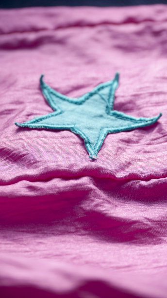 蓝色的星星缝制成粉红色的布料图片下载
