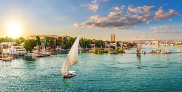 三角帆船、阿斯旺尼罗河风光和埃及金字塔图片下载