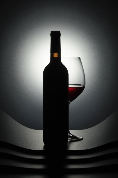 一瓶和一杯红酒。图片下载