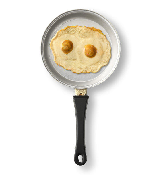 白色背景上的旧玩具煎锅和煎蛋的孤立镜头图片下载
