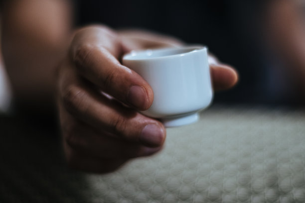 喝清酒和巧克力图片下载